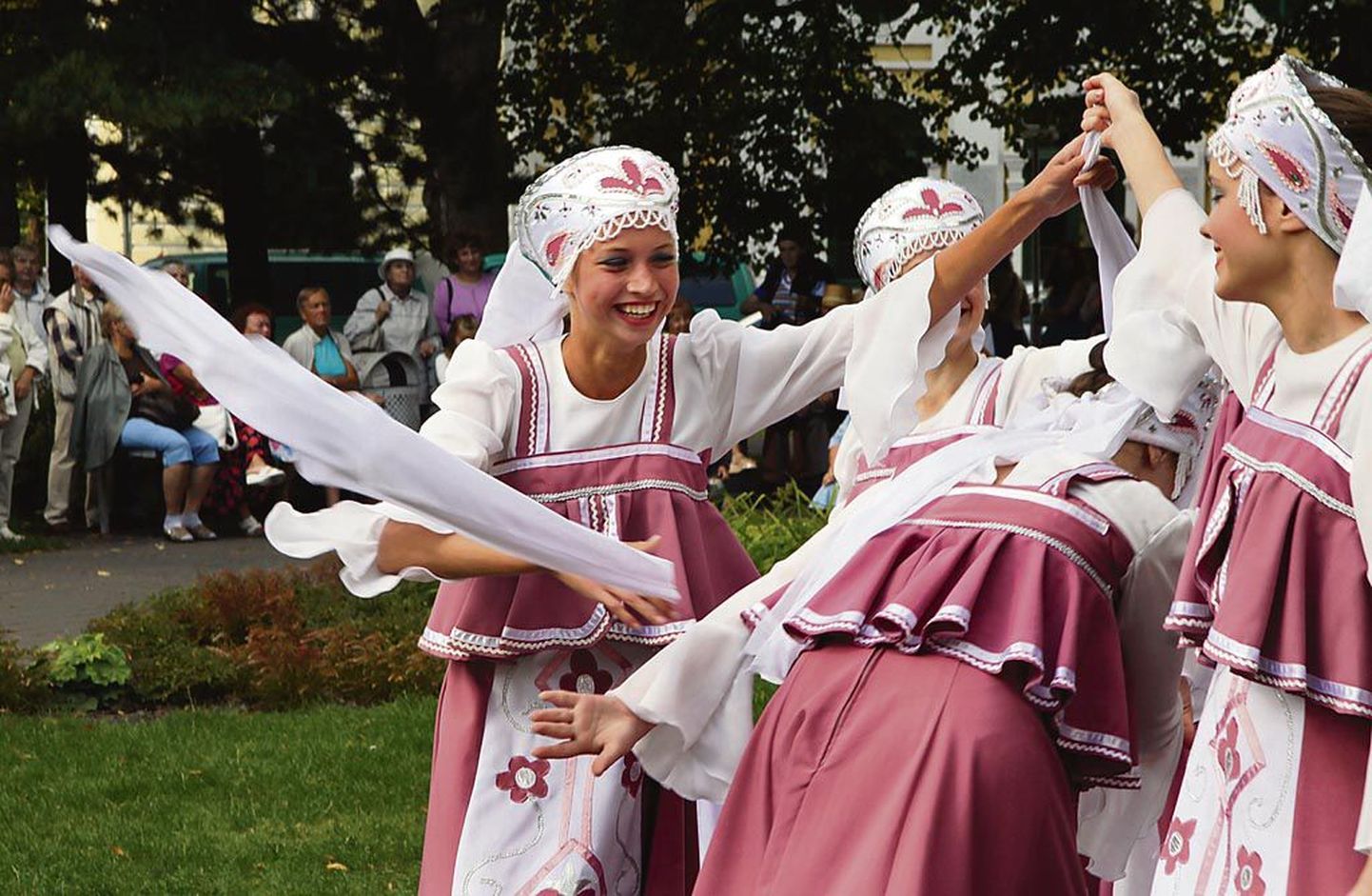 Kuuldused Pärnu festivalist levivad üha kaugemale ja tõid siia esinema slaavi tantsurühmad ja lauljad kuuest riigist.