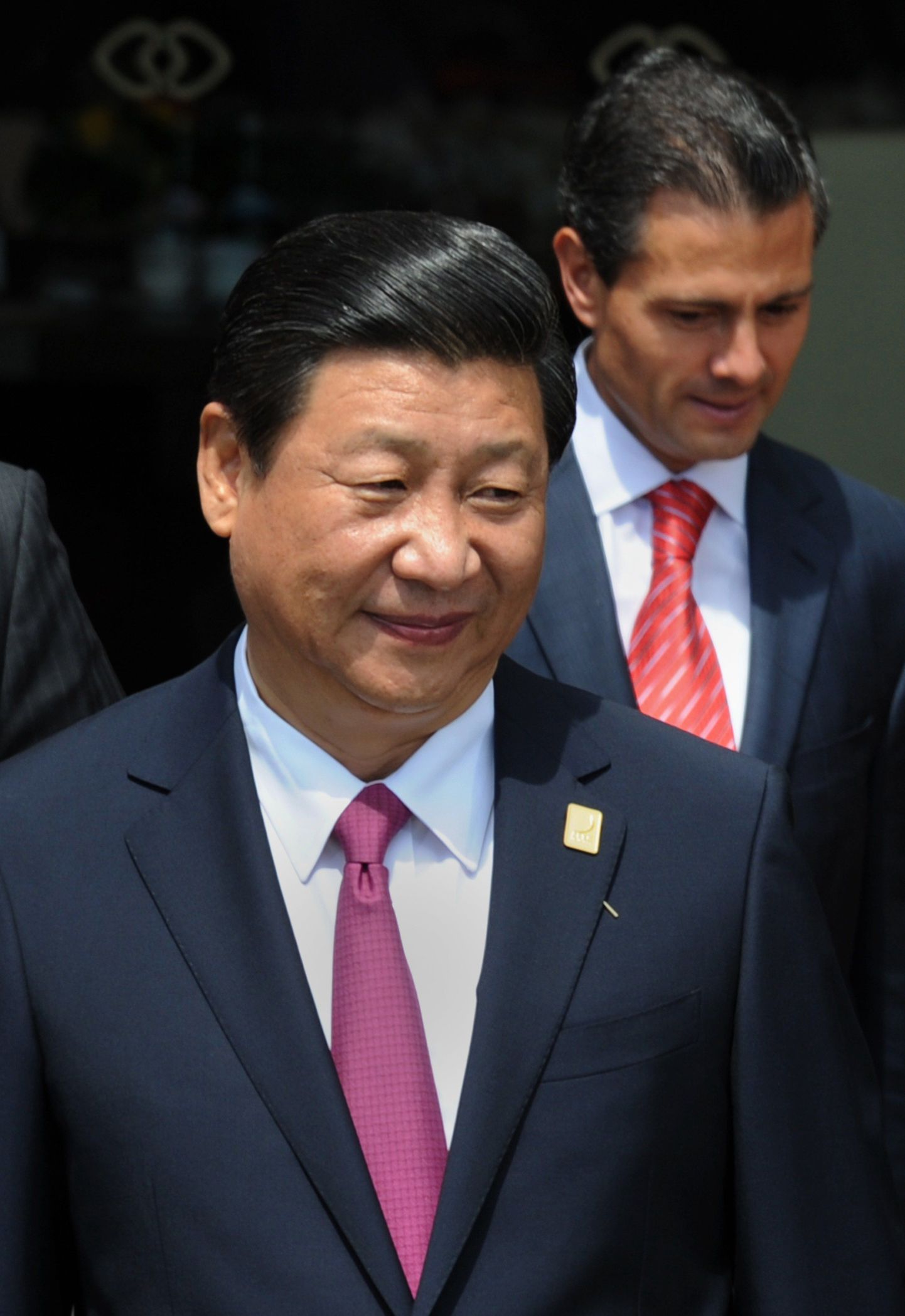 Hiina president Xi Jinping (esiplaanil) ja Mehhiko riigipea Enrique Pena Nieto valmistuvad APECi riikide liidrite  ühispildiks.