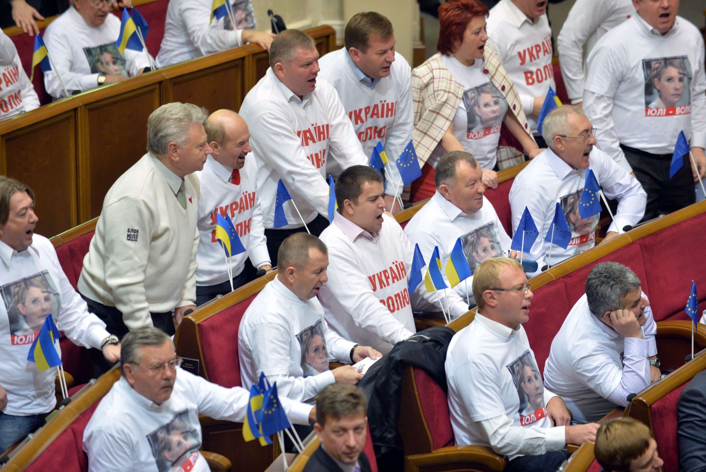 Julia Tõmošenko pildiga särke kandvad rahvasaadikud täna parlamendis.