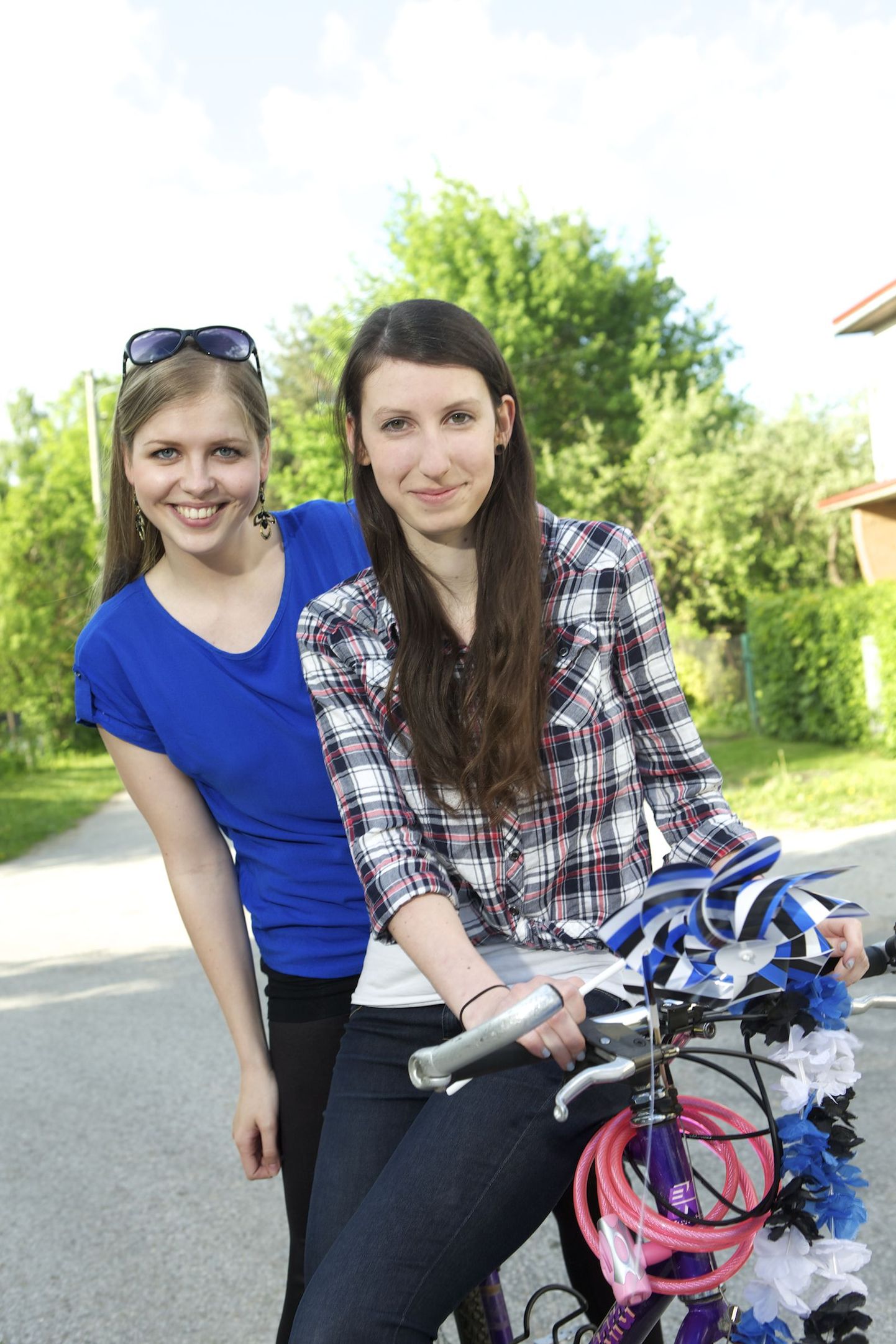 Vahetusõpilane Joyce Rittel Saksamaalt (ruudulise pluusiga) koos vahetusõe Mariga eelmisel aastal.