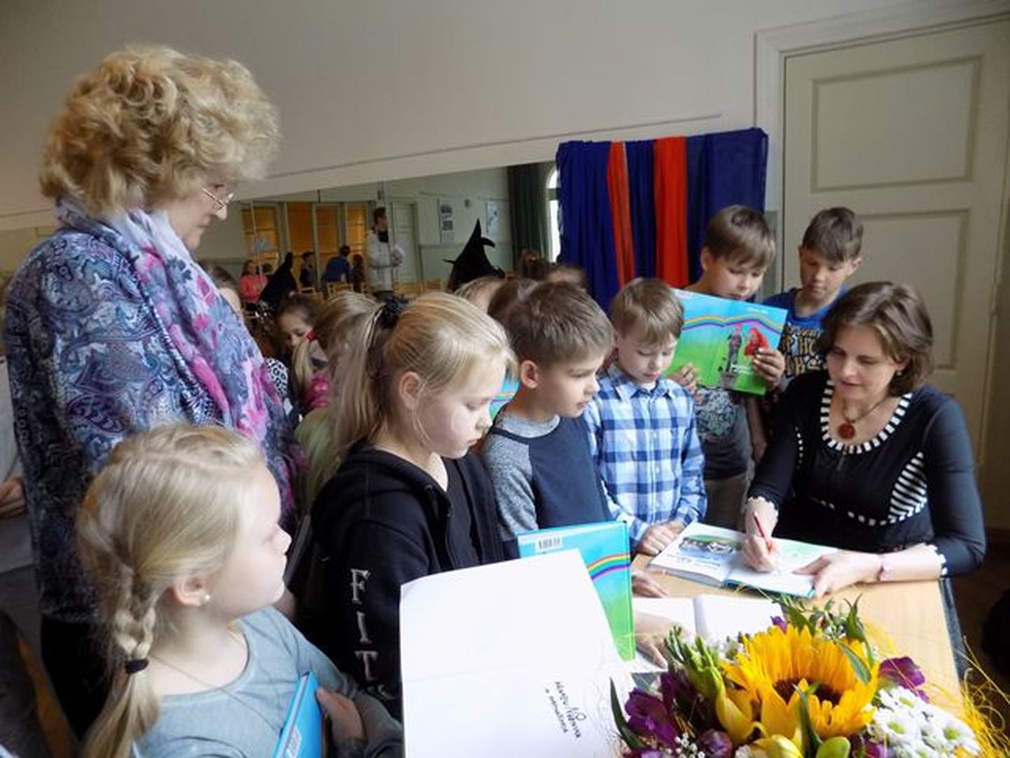 Raeküla kooli lapsed kohtusid lastekirjanik Kristiina Kassiga.