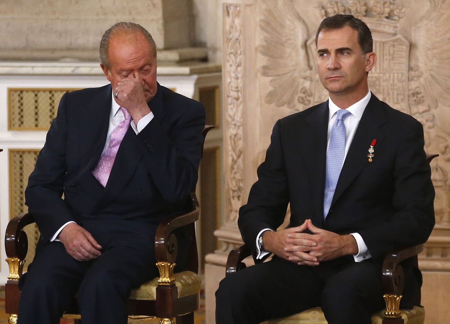 Новый король Испании Филипп (справа)