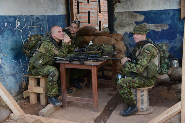 Lisaks patrullimisele peavad Eesti sõdurid Ucatexi valvamise päeval muidugi istuma ka baasi väravas.