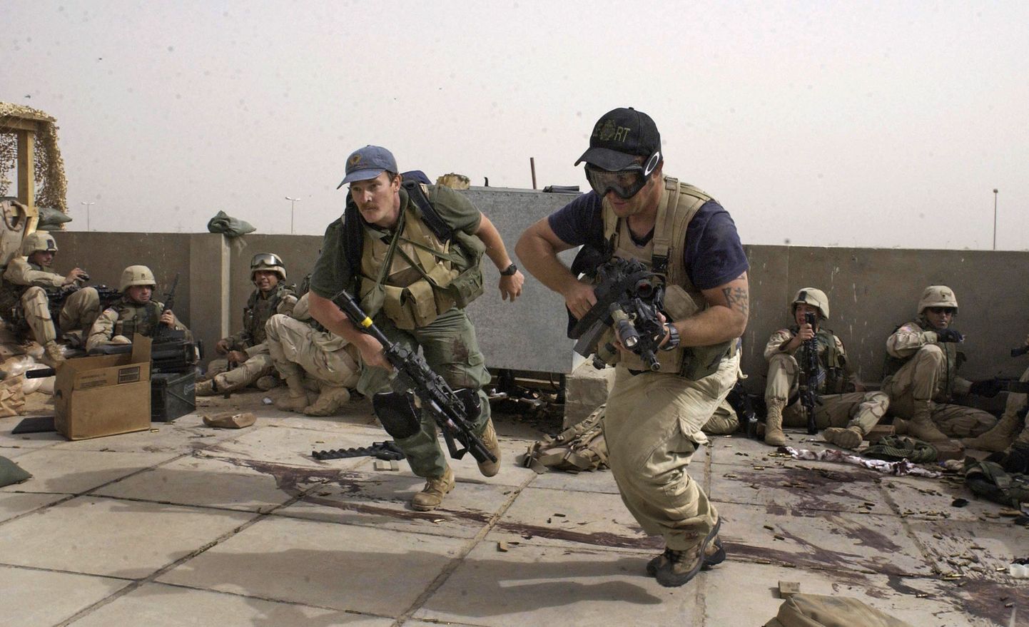 Сотрудники охранной фирмы Blackwater на огневой позиции вместе с испанскими контингентом НАТО в иракском городе Наджаф во время восстания шиитов. 4 апреля 2004 года.