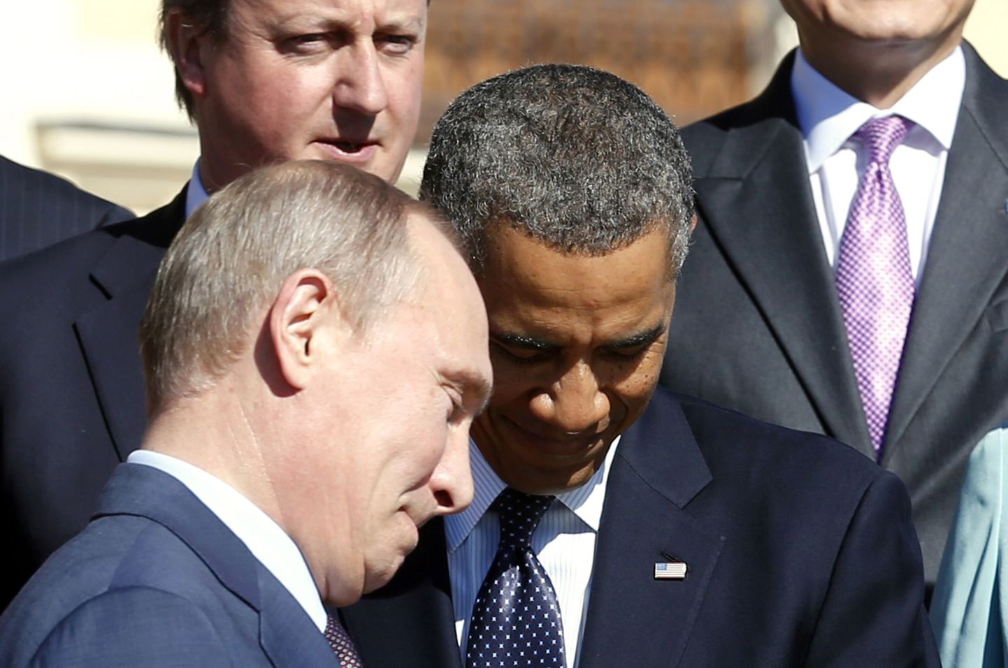 Vene president Vladimir Putin (vasakul) ja USA president Barack Obama G20 liidrite ühispildil Peterburis 6. septembril 2013. Taga paistab Briti peaminister David Cameron.