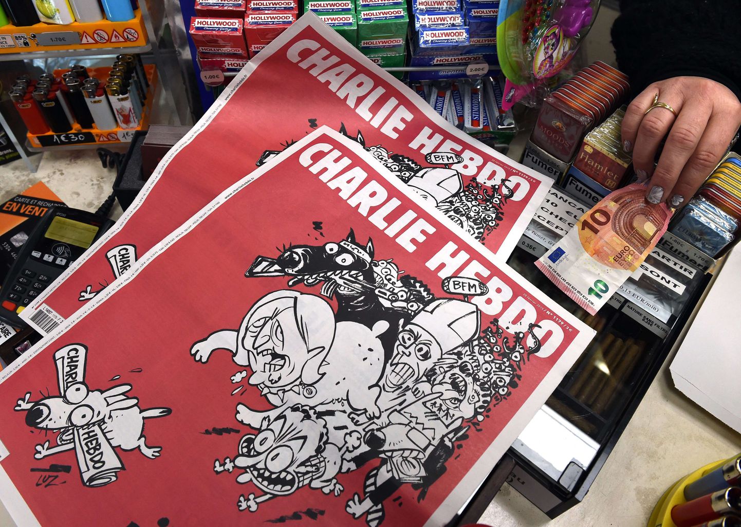 Satiirilehe Charlie Hebdo värskeim number Montpellier's asuvas kioskis 25. veebruaril.