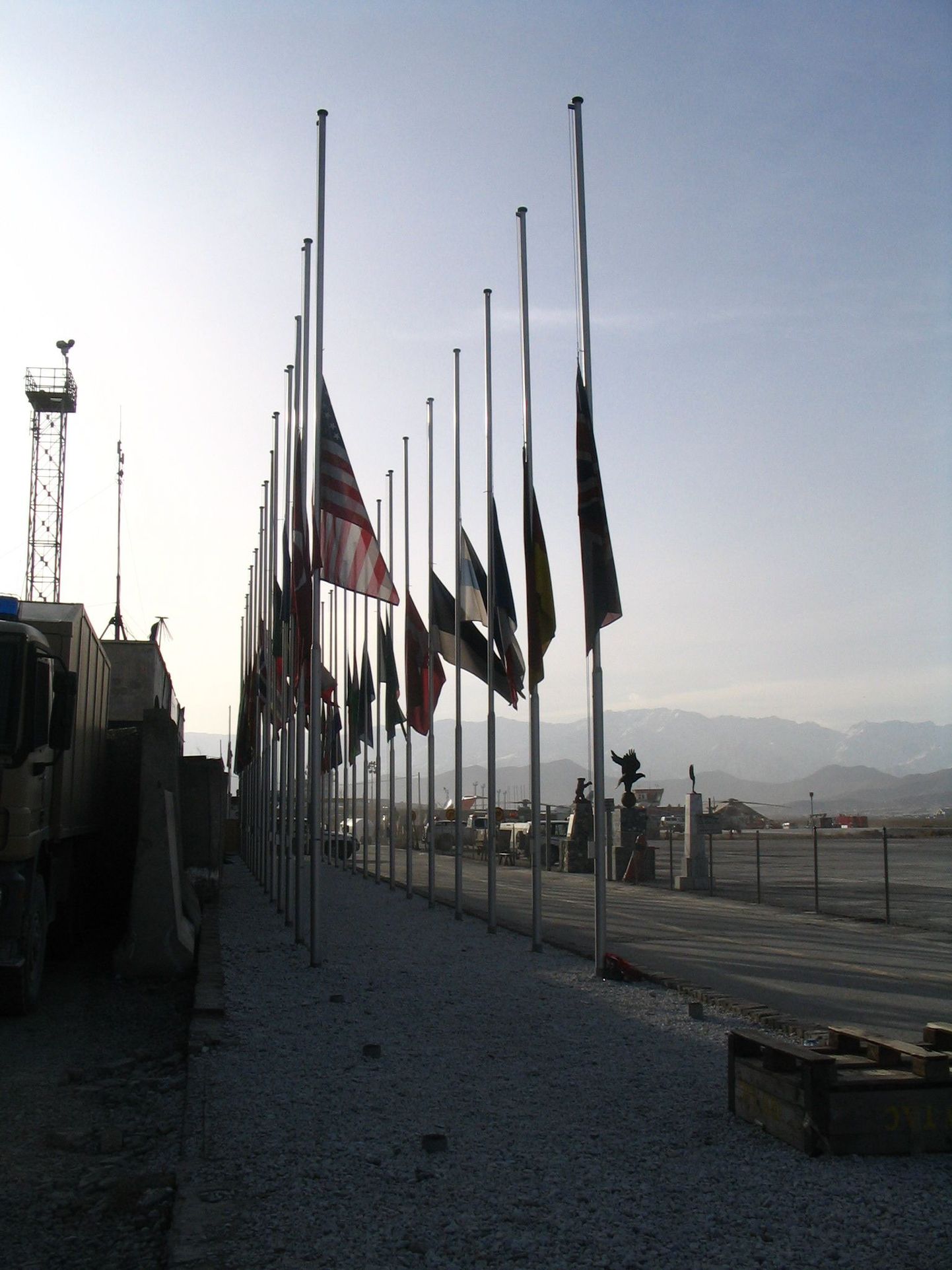 Kui mõni Rahvusvaheliste Julgeolekuabijõudude (ISAF) sõdur Afganistanis hukkub, langetatakse Kabuli rahvusvahelisel lennuväljal (KAIAl) kõigi liitlasriikide lipud poolde vardasse. Niisugune pilt avanes KAIAl nii siis, kui Paet sealt Helmandi suunas välja lendas, kui ka välisministri naasmise ajal.