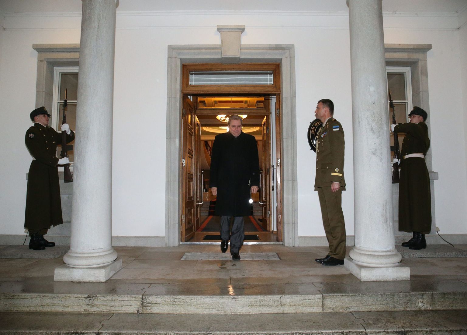 President Toomas Hendrik Ilves alustas eile riigikogu valimiste järgseid kohtumisi parlamenti valitud erakondade esindajatega. Õhtul võttis ta Kadriorus vastu Vabaerakonna esimehe Andres Herkeli.