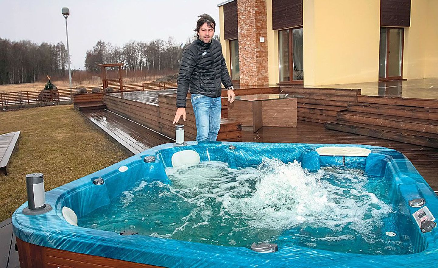 Villa õues saab basseini veetemperatuuri muuta, seletab arendajate esindaja Marten Soots.