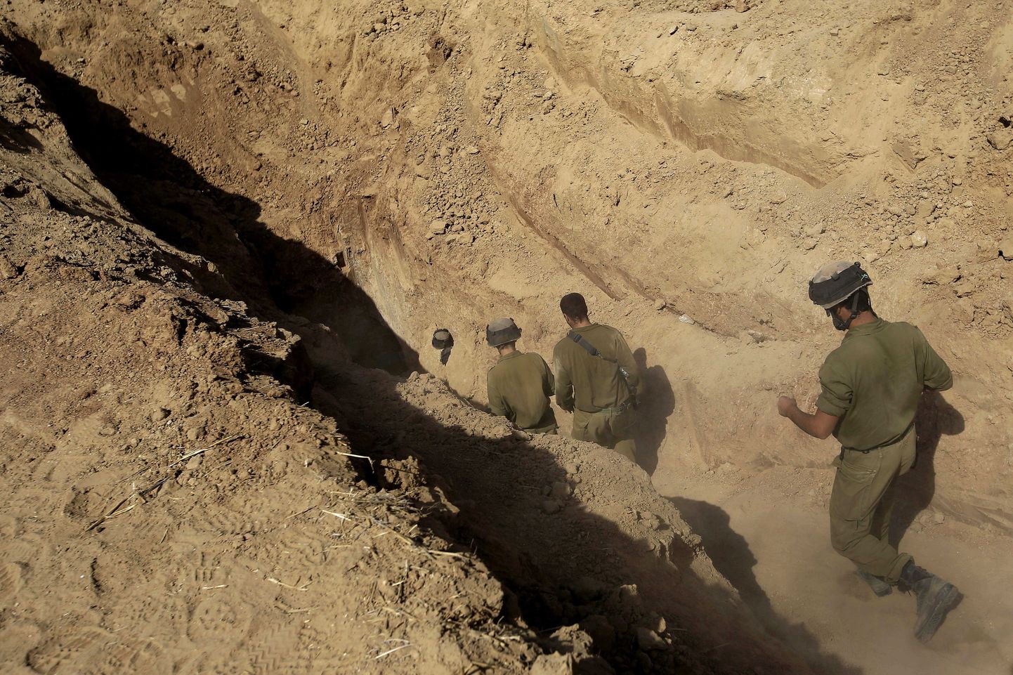 Iisraeli sõdurid pühapäeval tunnelisse sisenemas.
