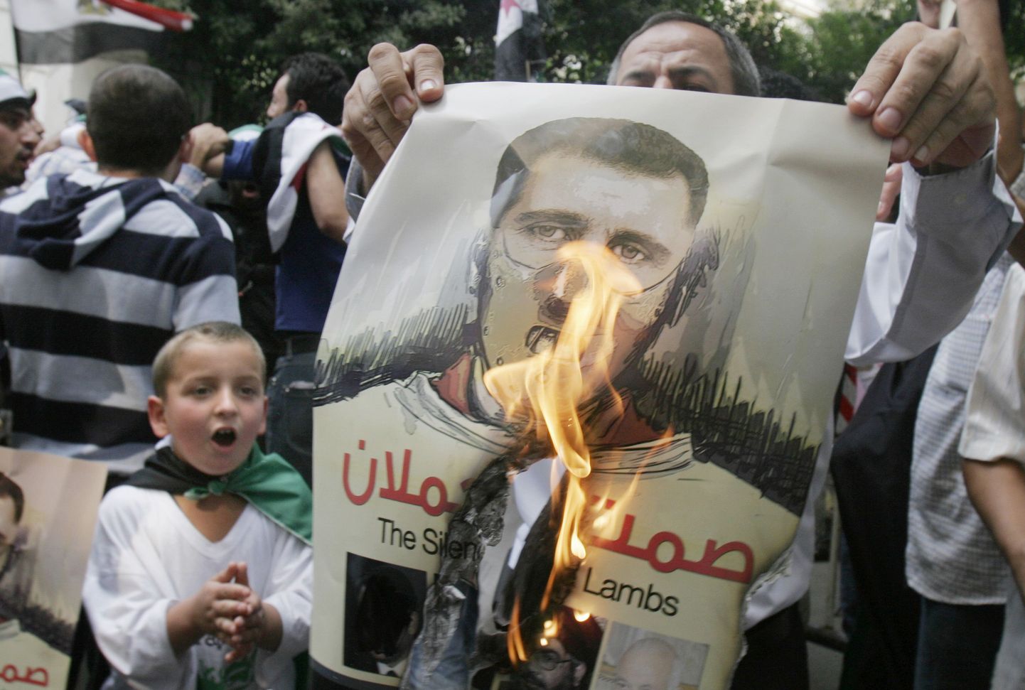Süüria režiimi vastane eile Kairos põletamas Bashar al-Assadi näoga plakatit.