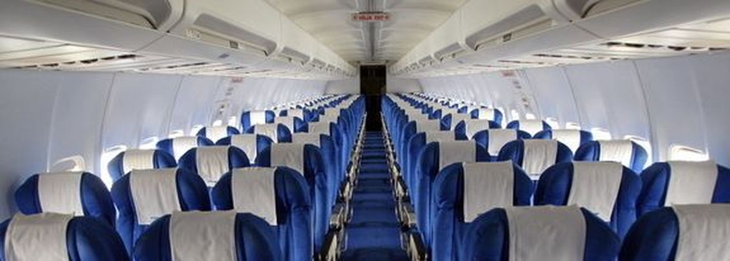 Lennufirma keeldus eakaid reisijaid varuväljapääsu juurde istuma paigutamast.