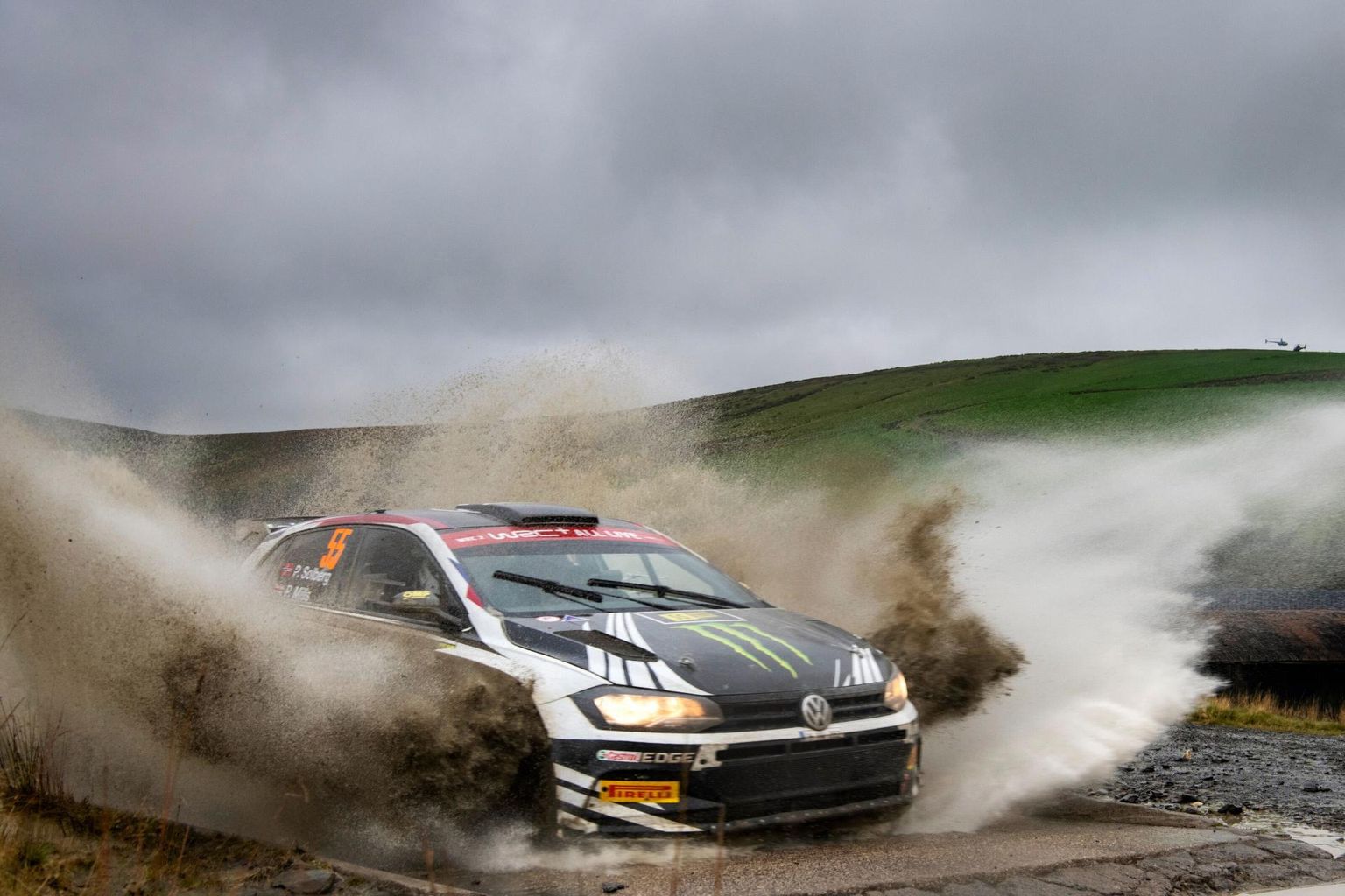 Petter Solberg ja Phil Mills Walesi mudas kilomeetreid mõõtmas.