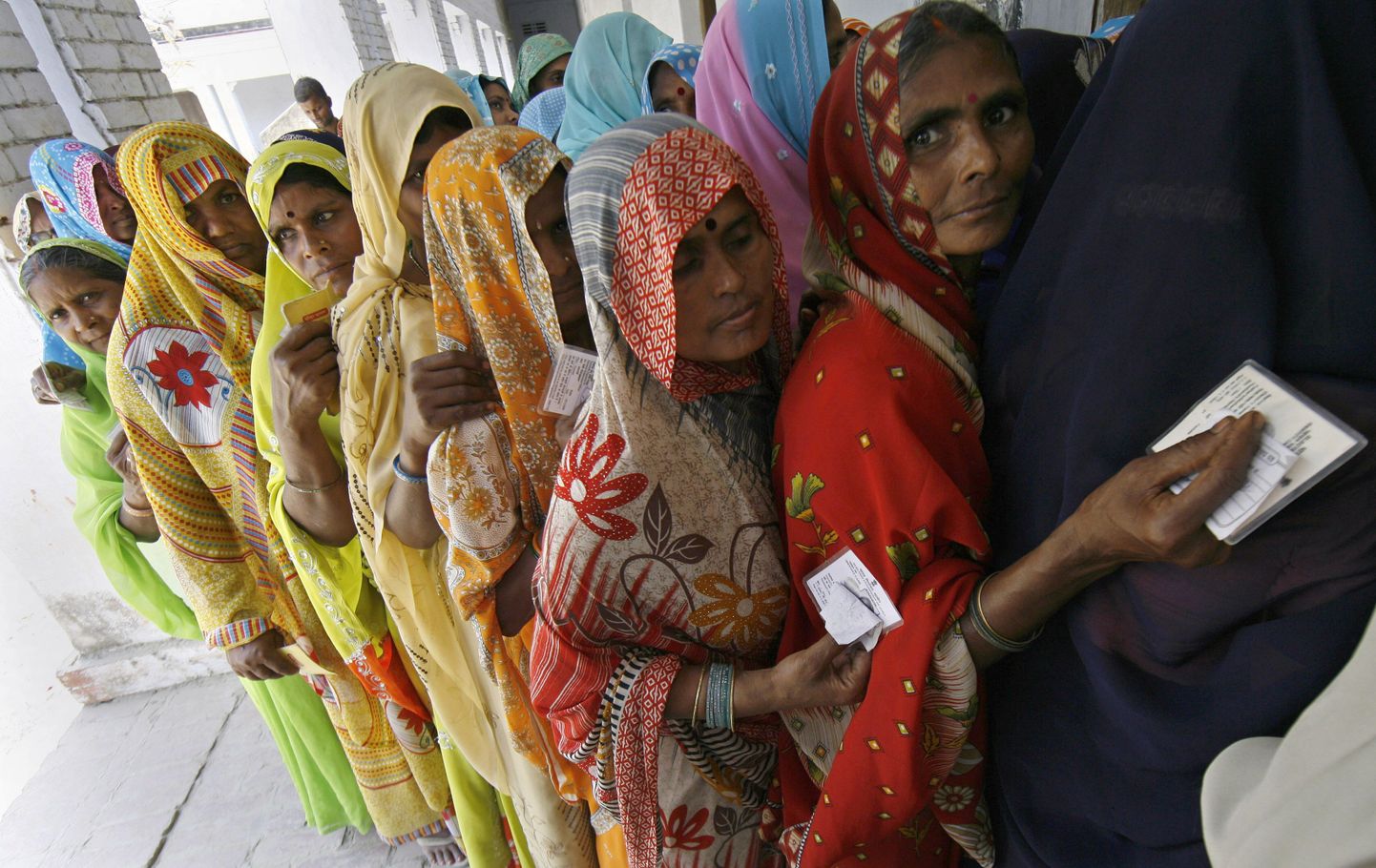 Naised valimisjaoskonnas Rohanias Uttar Pradeshi osariigis valimiste esimeses ringis 16. aprillil.