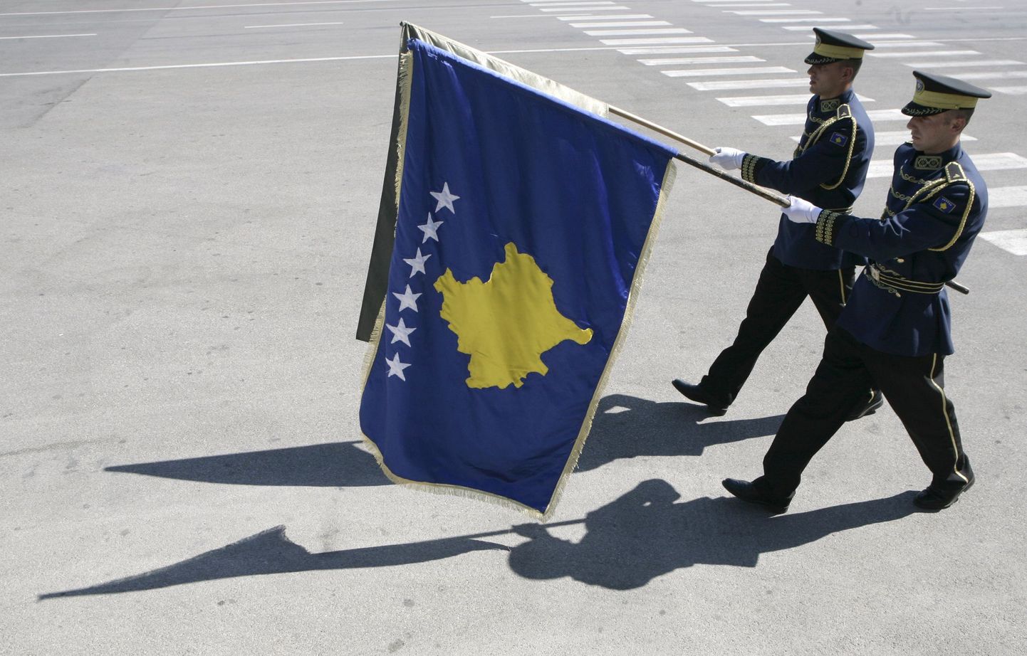 Kosovo julgeolekuvägede liikmed Priština rahvusvahelises lennujaamas.
