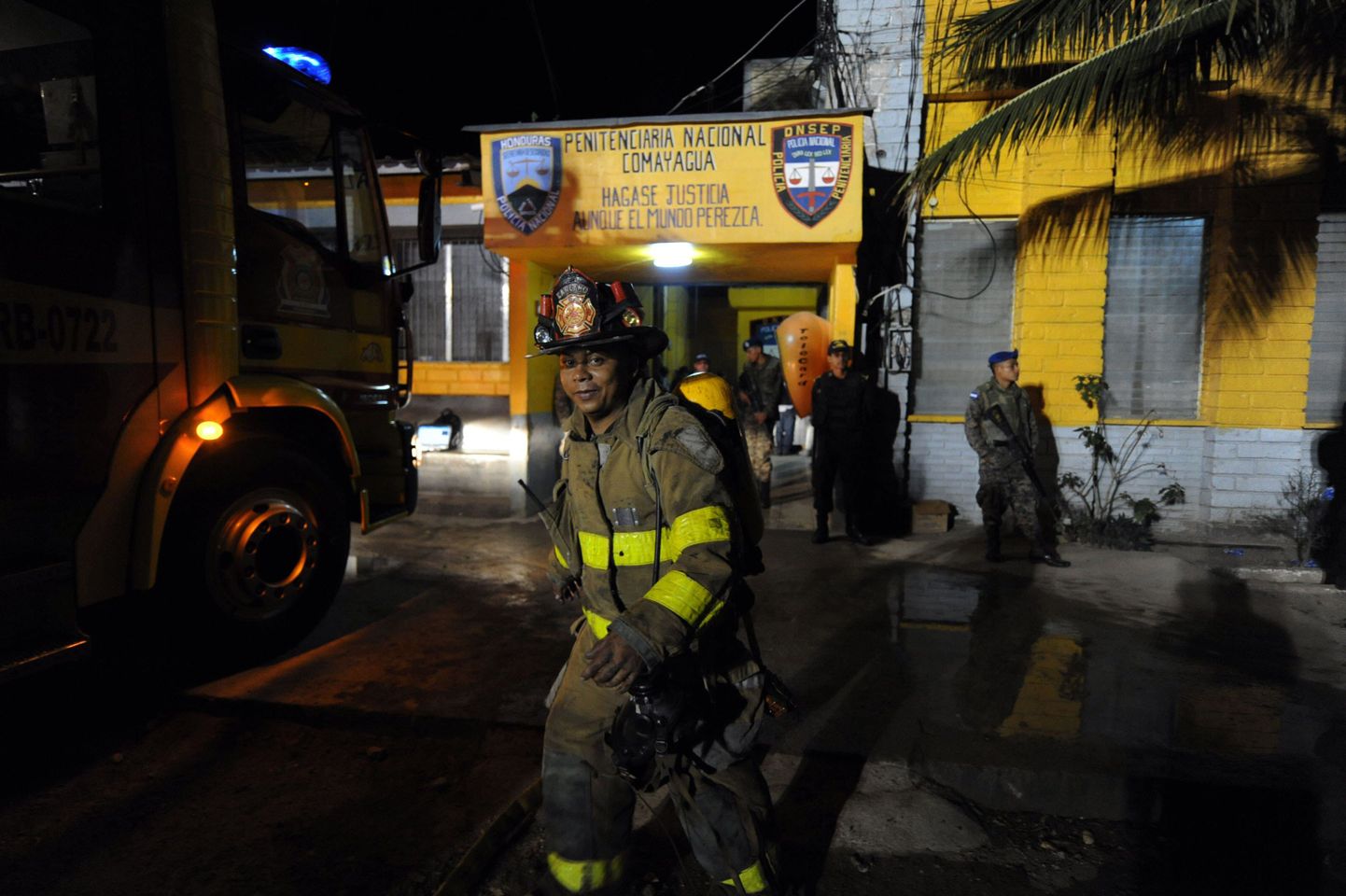 Tuletõrjujad täna öösel Comayagua vangla juures.