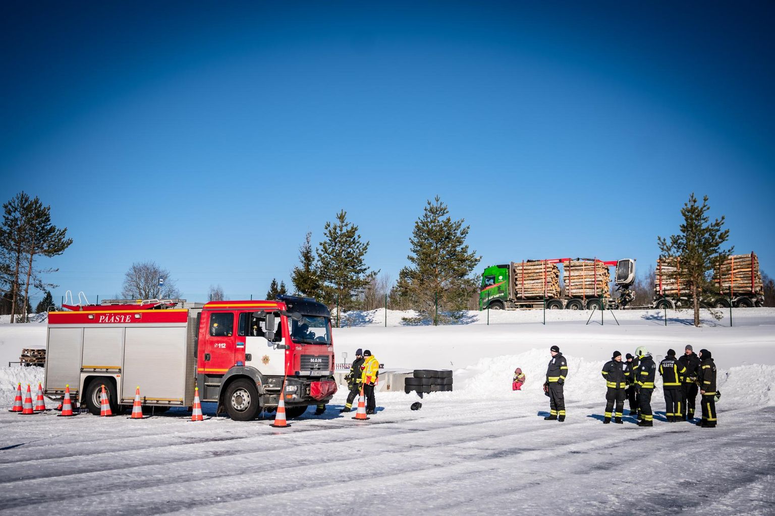 Vigursõidus pidid osalejad päästeauto parkima võimalikult täpselt koonuste vahele.