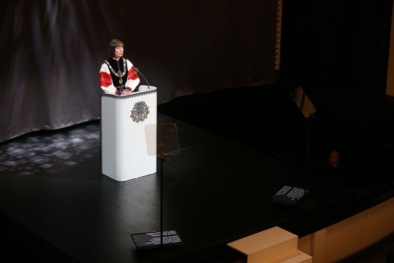 Sarnaselt Obama ning Edgar Savisaarega, kasutas Kersti Kaljulaid kõne ajal telepromptereid.