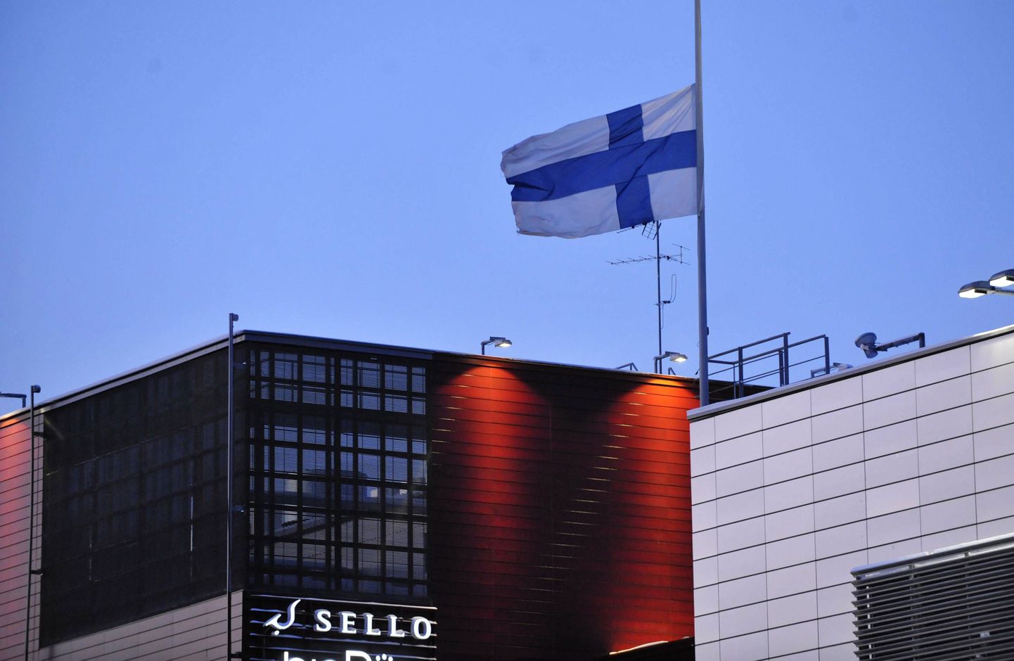Флаг на торговом центре приспущен в память о погибших 31 декабря.