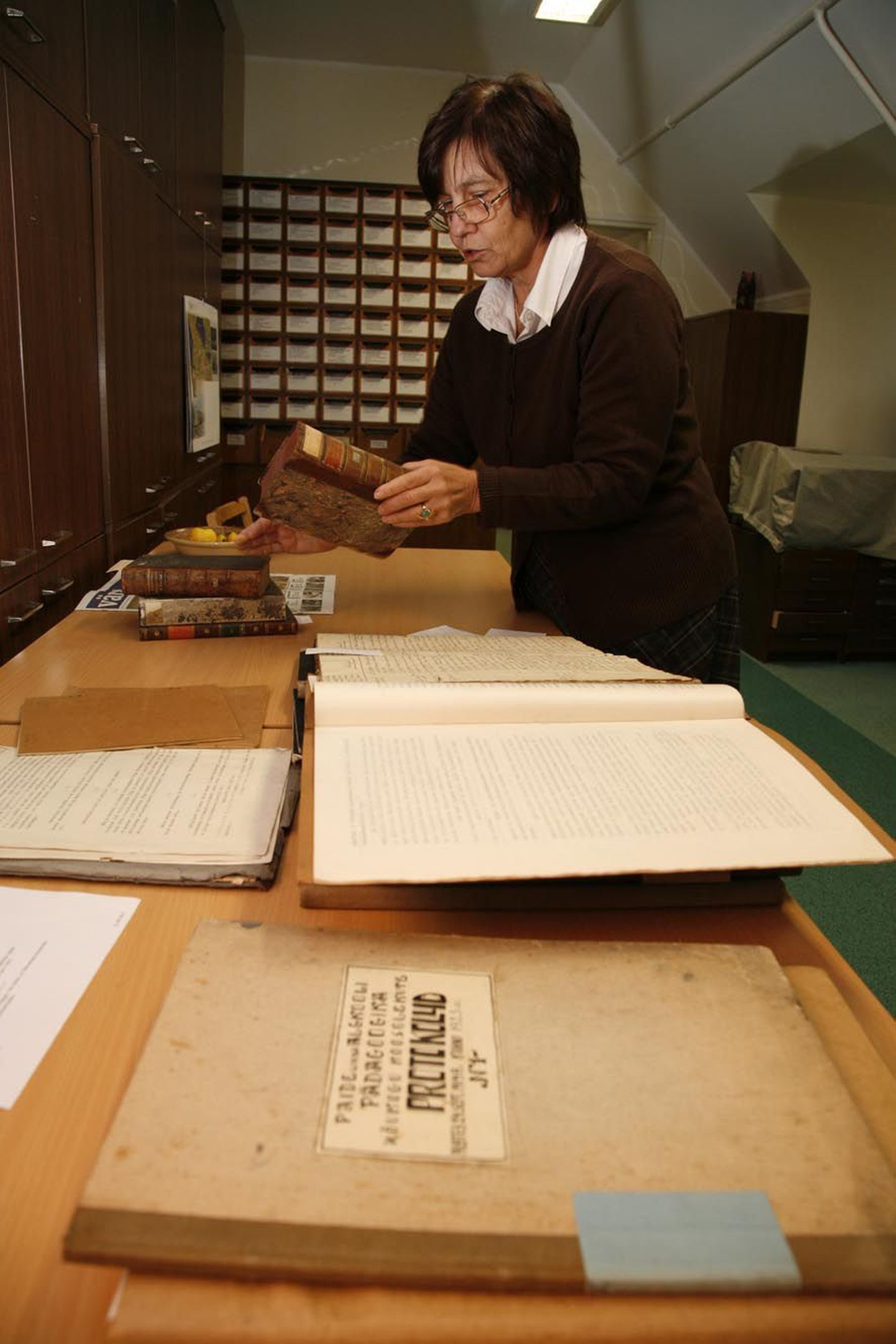Järvamaa muuseumi vanemteadur Malle Hõbemägi pidas muuseumisse toodud dokumentidest kõige väärtuslikumaks kooli inventari nöörraamatut.