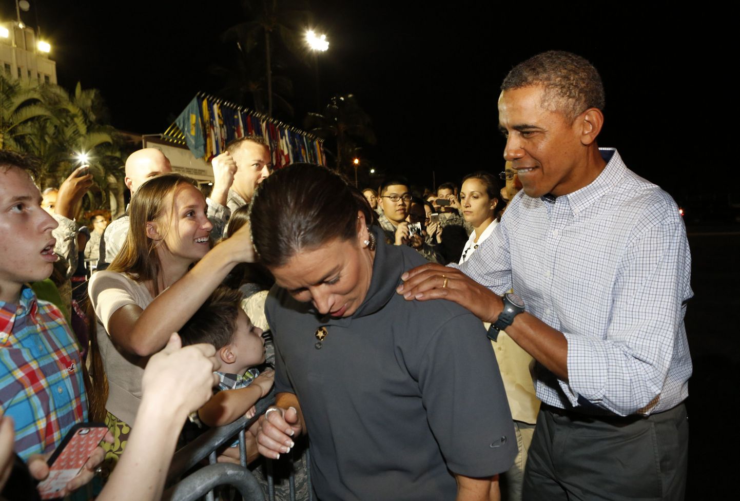Obama üritas eile salateenistuse agendist mööda saada, et Honolulus temaga hüvasti jätma tulnuid inimesi tervitada.