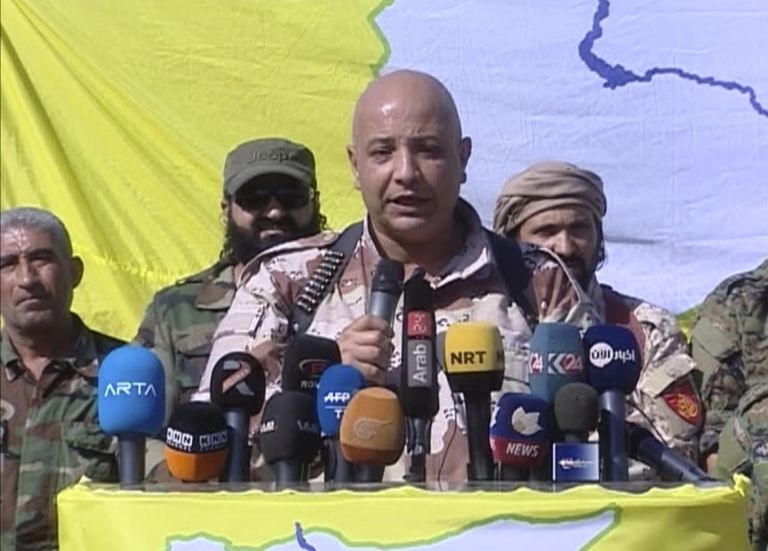 SDFi esindaja Talal Sillo kuulutamas, et Raqqa linn on ISISest prii. Foto: Uncredited/AP/Scanpix