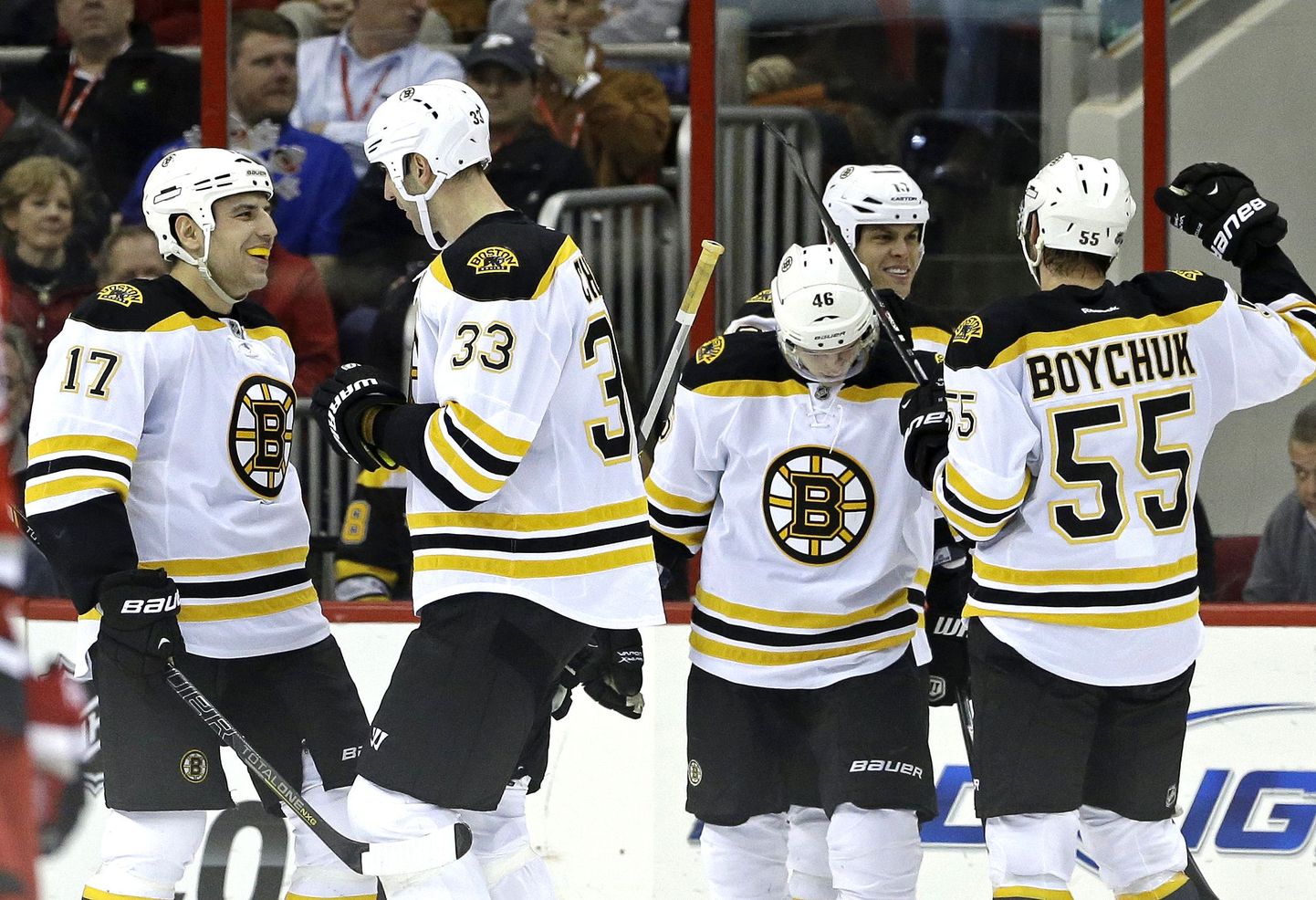 Boston Bruinsi mängijad rõõmustamas.