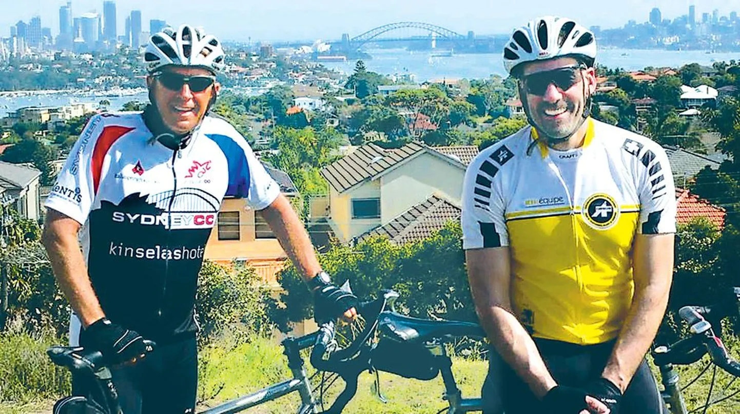 Зарубежный эстонец Toм Напа (слева) и его друг Майк Рисс на своих велосипедах в Сиднее в Австралии.
