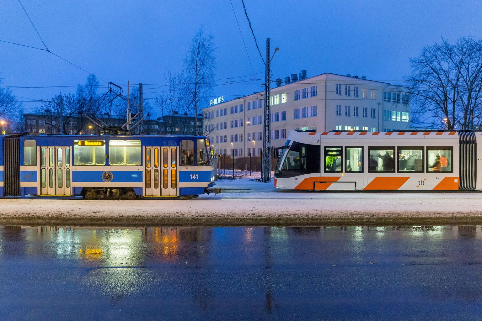 Uus tramm Moonika tegi esimese testsõidu Pärnu maantee depoost Tondile ja tagasi.