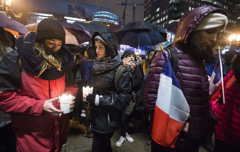 Inimesed Montreali Prantsuse konsulaadi ees. Foto: