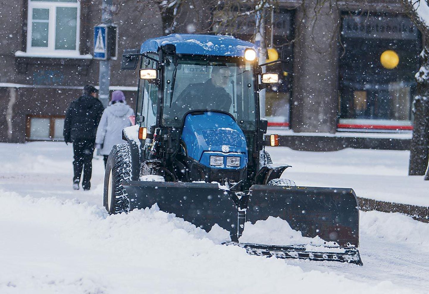 Pikalt kestnud lumesadu andis eile Pärnus tööd nii teehooldajatele kui majaomanikele.