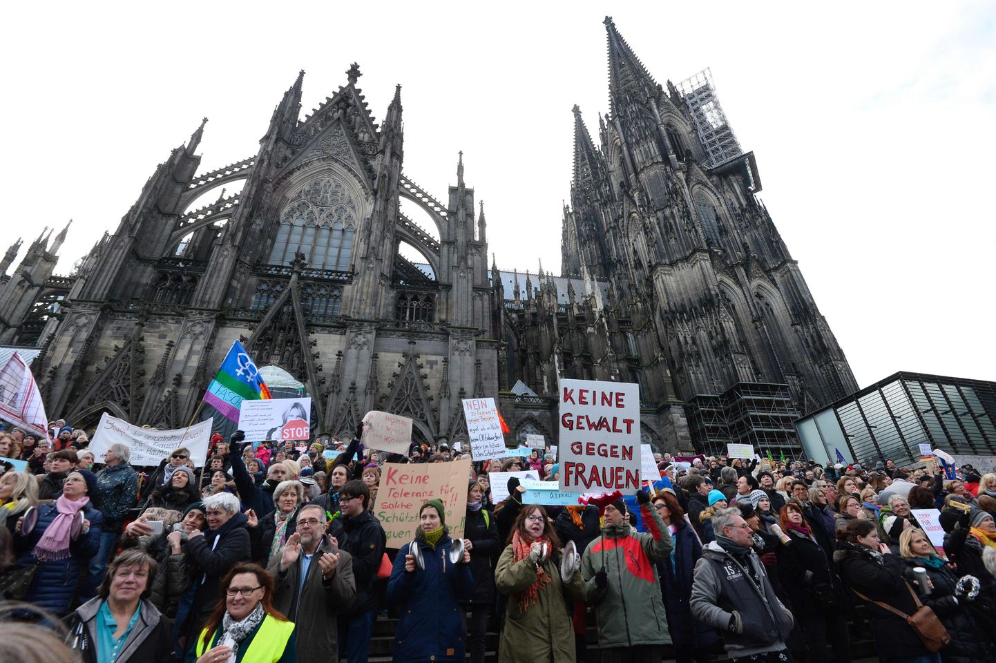 Meeleavaldajad Kölni katedraali ees seksuaalvägivalla ja rassismi vastu protesteerimas.