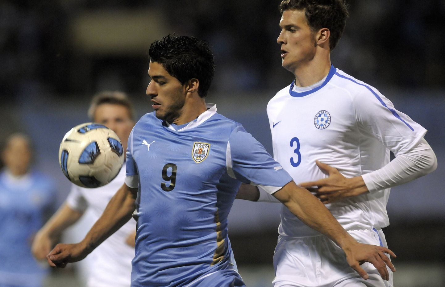 Uruguay koondise üks suuremaid staare Luis Suarez (vasakul) ja Eesti koondise keskkaitsja Mikk Reintam.