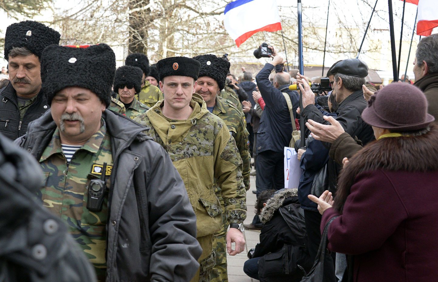 Krimmi parlamenti valvavad venemeelsed vabatahtlikud ei meenuta kuidagi neid üksusi, mis piiravad Ukraina sõjaväeosi ning kuuluvad Krimmi väitel samuti omakaitsevägede hulka.