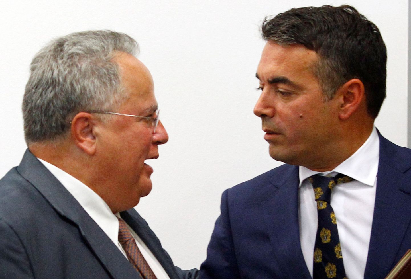 Makedoonia välisminister Nikola Dimitrov (paremal) kohtus täna Kreeka välisministri Nikos Kotziasega.