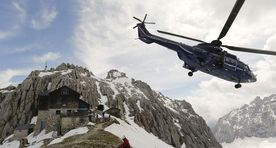 Три человека сорвались в ущелье со спасательного вертолета в Австрии