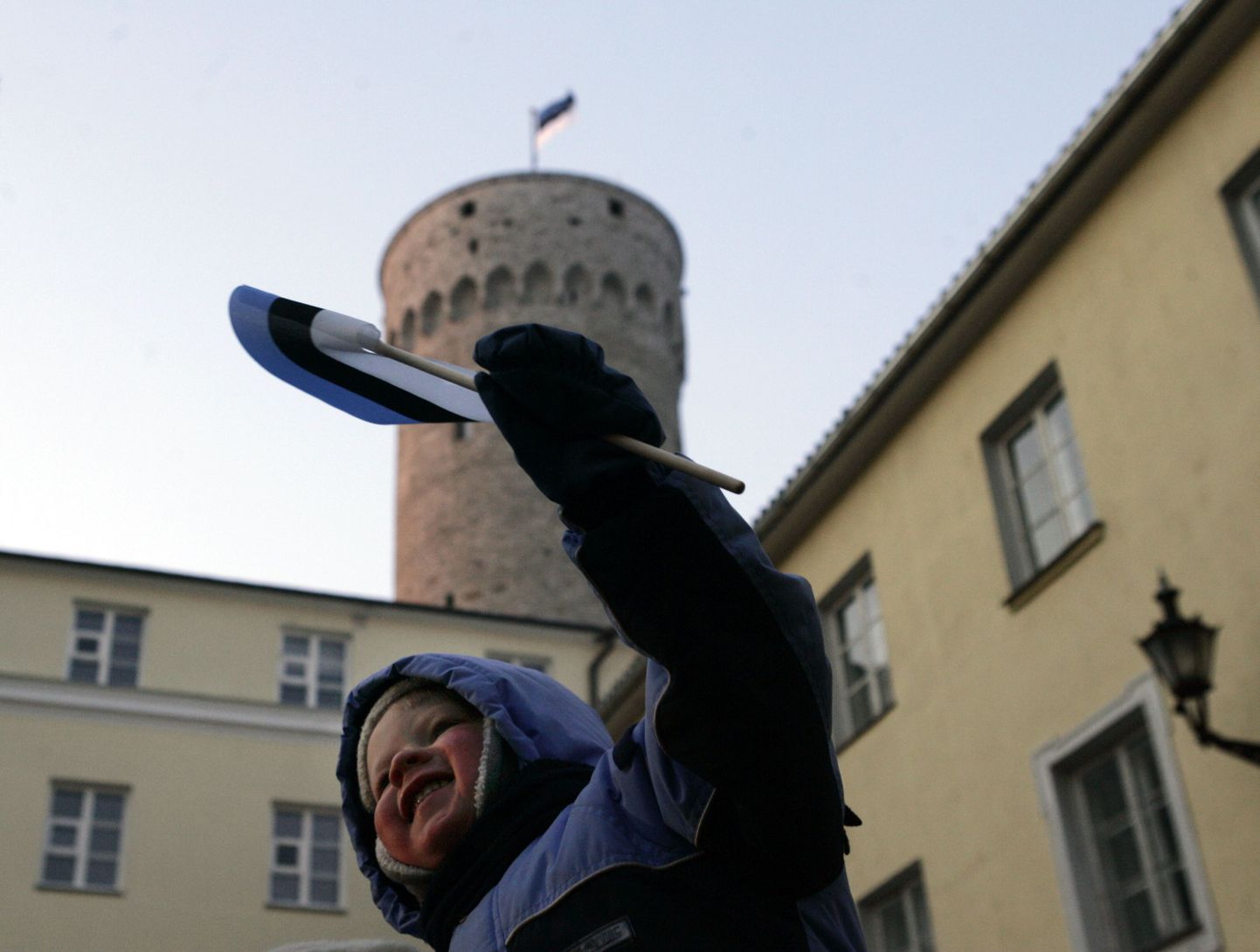Eestis on seni kombeks olnud, et pidulik sini-must-valge heiskamine toimub varahommikul Tallinnas Toompeal.