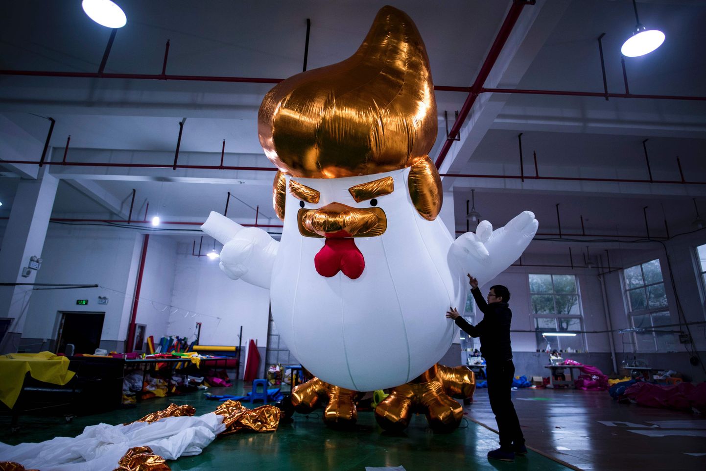 Hiina vabrikus valminud Donald Trumpi sarnane hiigelkana.
