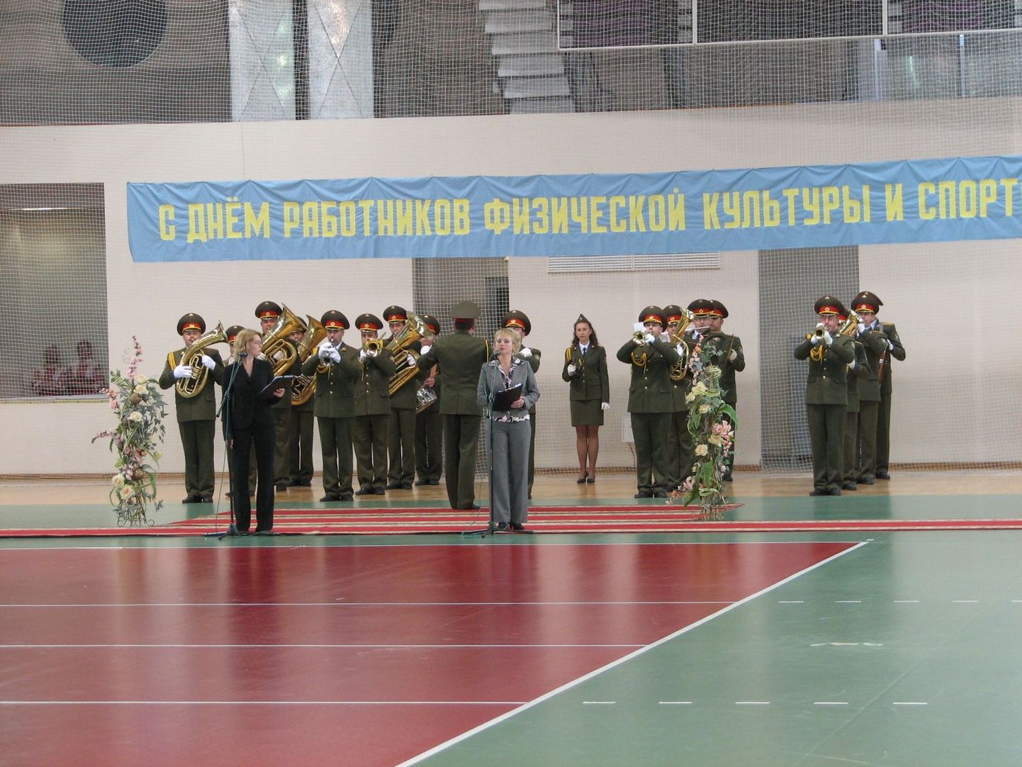Rahvaüritused algavad Valgevenes reeglina sõjaväeorkestri ja paatoslike kõnedega. Rahvale, paistab, et meeldib.