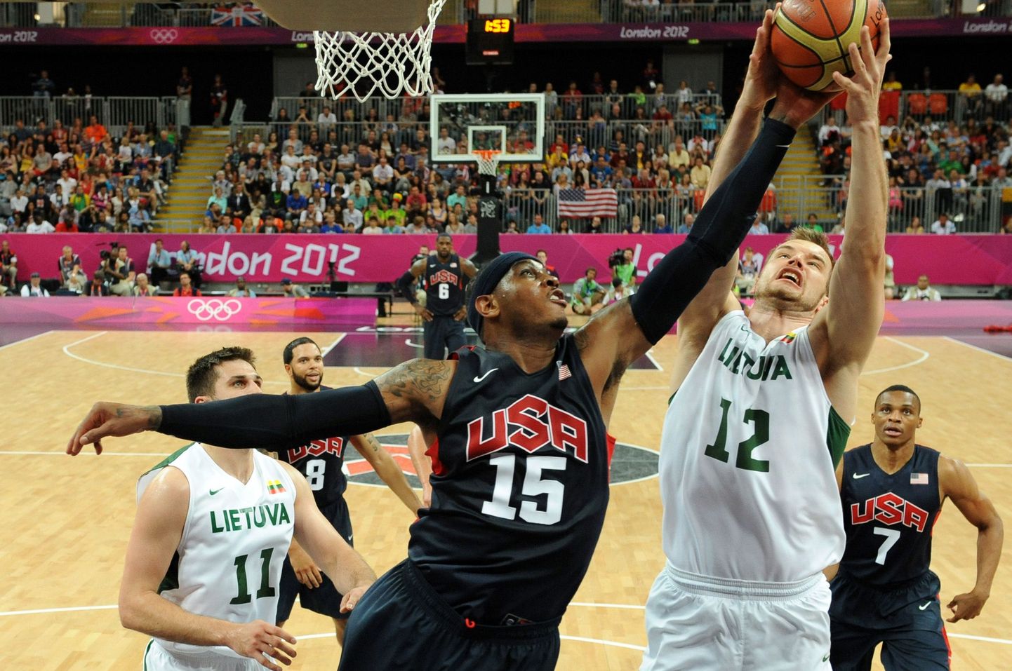 Момент баскетбольного матча Литва - США.