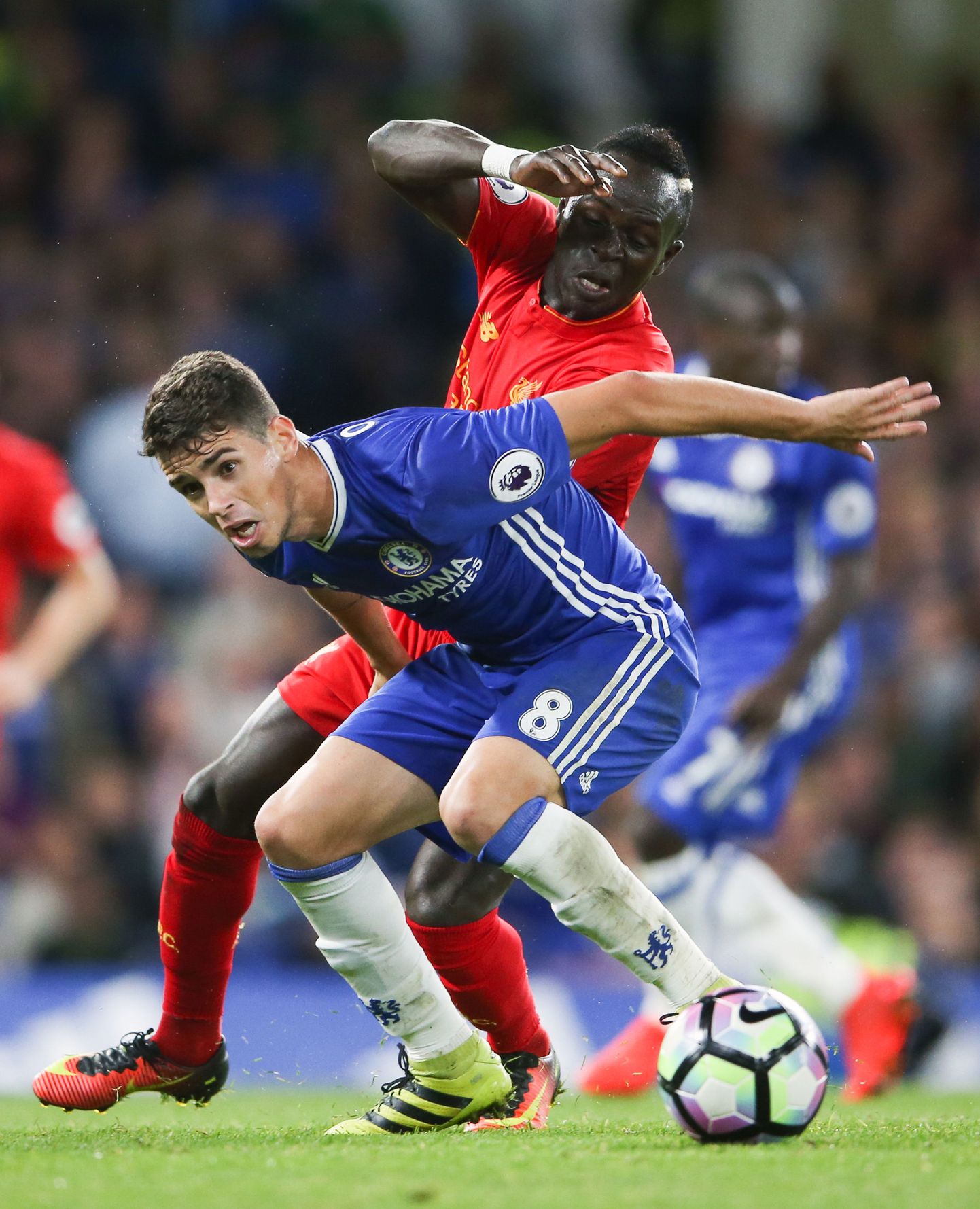 Seni Londoni Chelsea särki kandnud Oscar (esiplaanil) liitub jaanuarist Hiina kõrgliigas palliva Shanghai SIPGga ning sellega saab temast suurima palgaga jalgpallur maailmas..