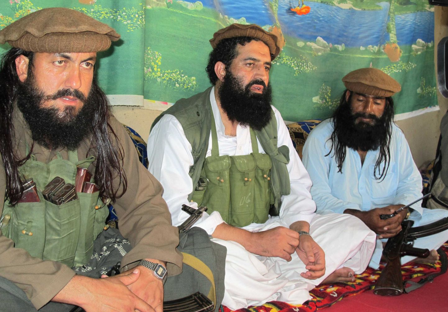 Pakistani Talibani kõneisik Shahidullah Shahid (keskel) oma ihukaitsjatega.