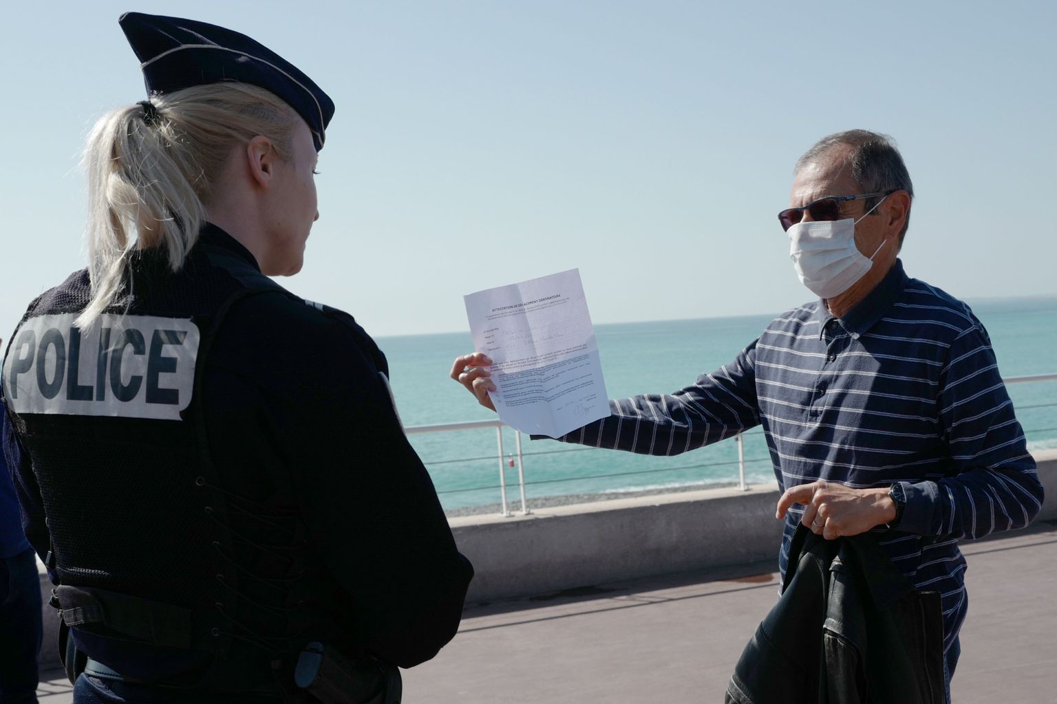 Liikumisloa kontrollimine Nizza promenaadil 18. märtsil pärast liikumispiirangu kehtestamist.