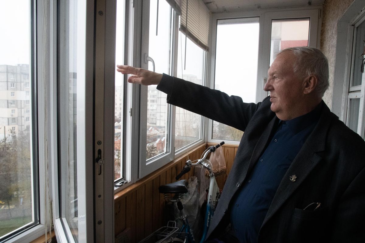Vladimir korteri rõdul, kust avaneb suurepärane vaade Hersoni-Mõkolajivi maanteele ja seal toimunud Vene sõjaväelaste liikumisele.