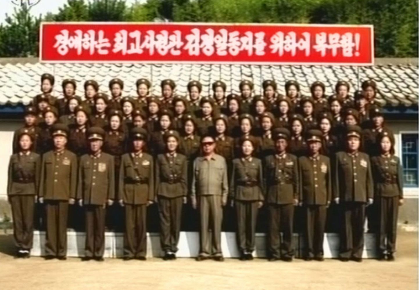 Fotod Kim Jong-ilist naistest koosnevat sõjaväeüksust inspekteerimas.