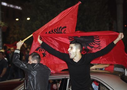 Albaanlased kogununesid pärast eilset mängu pealinna Tirana tänavatele