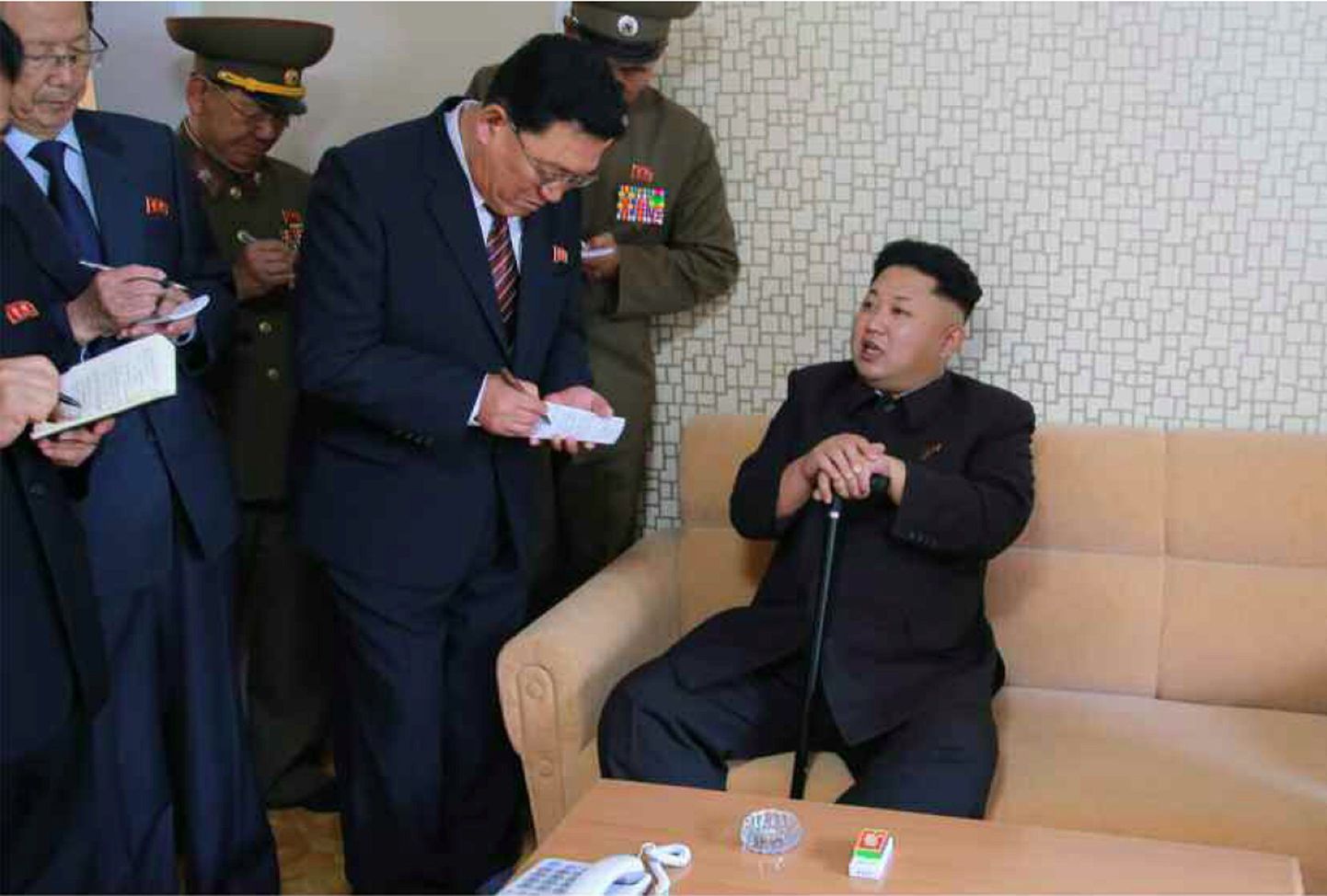 Põhja-Korea kommunistliku partei ajalehes Rodong Sinmun avaldati täna fotod jalutuskepiga Kim Jong-unist.