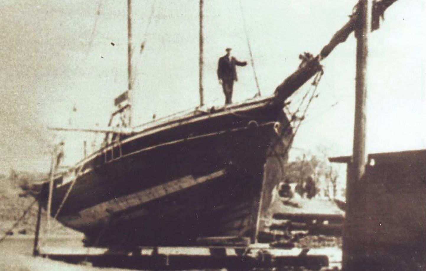 Kaljas Manni Pärnu sadamas remondis. 1944 pääses temaga Rootsi laevatäis põgenikke, alus ise hävis.