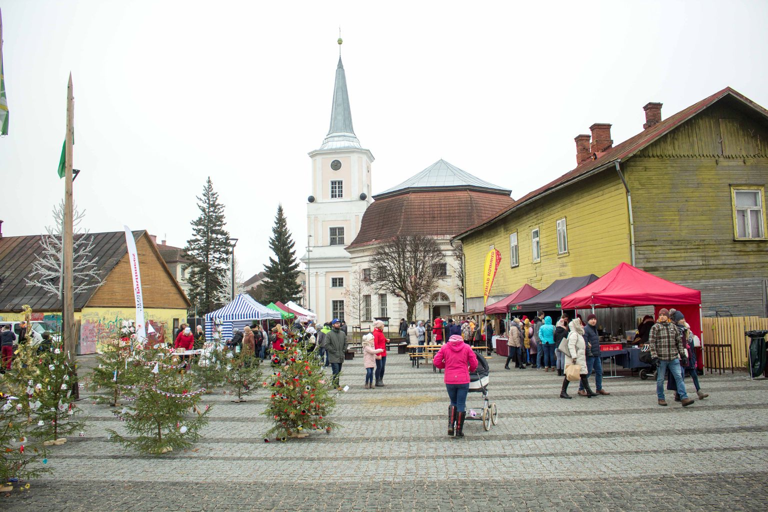 Jõuluturg Valga keskväljakul.
