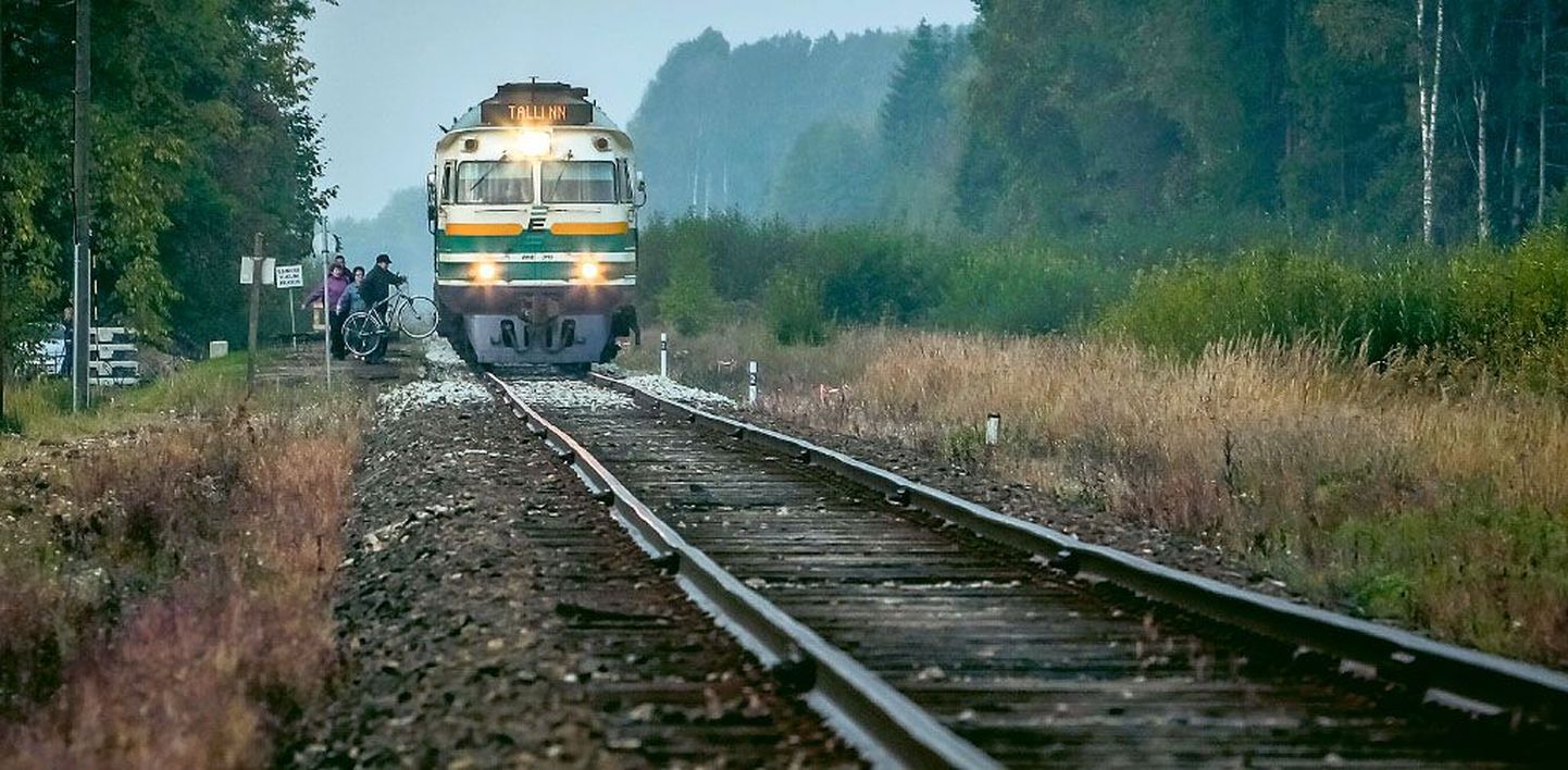 Edelarudtee hommikuse rongiga sõidab enamik inimesi Pärnu ja Tallinna vahel tööle või kooli. Pildil on Viluvere jaam Vändra vallas.